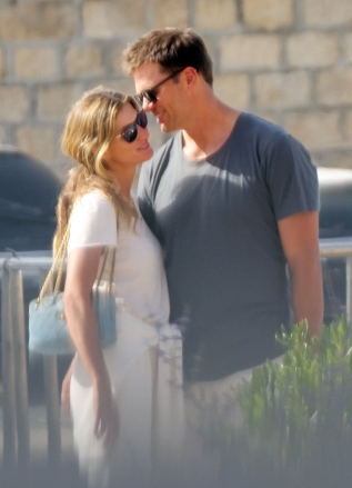 Saint-Tropez, FRANCE  - *EXCLUSIVE*  - Tom Brady cuddles up to his wife, Gisele Bunchchen, as the couple enjoys a romantic getaway to Saint Tropez. The Brazilian model smiled as Tom leaned in and whispered in her ear as the couple was spotted briefly over the weekend during a casual outing. The pair, who have been married for 13 years, has been enjoying some time together before Tom returns to the field again for his 23rd NFL season after initially announcing his retirement in February. The seven-time Super Bowl champion and five-time Super Bowl MVP announced roughly a month later that he'd changed his mind and would play another season with the Buccaneers.  *PHOTOS SHOT ON 06/27/2022*  Pictured: Gisele Bundchen, Tom Brady  BACKGRID USA 29 JUNE 2025   BYLINE MUST READ: BACKGRID  USA: +1 310 798 9111 / usasales@backgrid.com  UK: +44 208 344 2007 / uksales@backgrid.com  *UK Clients - Pictures Containing Children Please Pixelate Face Prior To Publication*